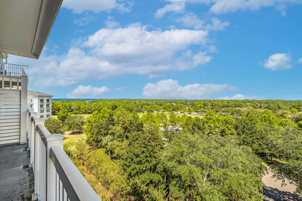 Vibrant seventh-floor condo with pool, hot tub, sauna, private W/D & fast WiFi
