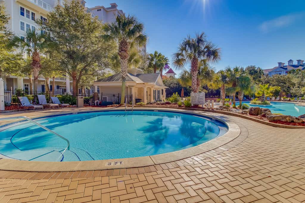 Vibrant seventh-floor condo with pool, hot tub, sauna, private W/D & fast WiFi