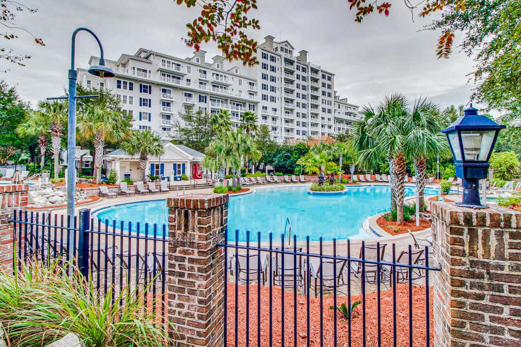 Vibrant seventh-floor condo with pool, hot tub, sauna, private W/D & fast WiFi