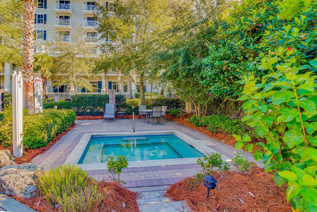 Vibrant seventh-floor condo with pool, hot tub, sauna, private W/D & fast WiFi