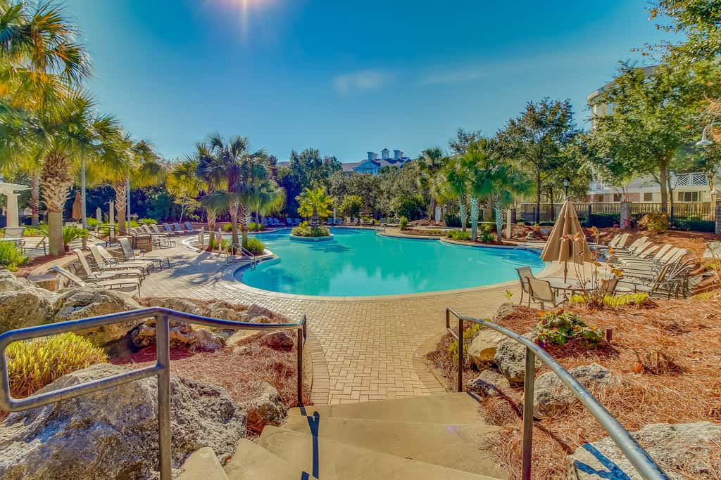 Vibrant seventh-floor condo with pool, hot tub, sauna, private W/D & fast WiFi