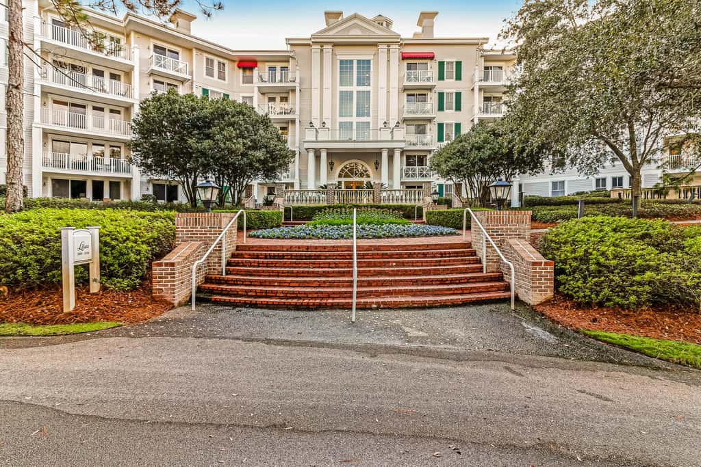 Vibrant seventh-floor condo with pool, hot tub, sauna, private W/D & fast WiFi