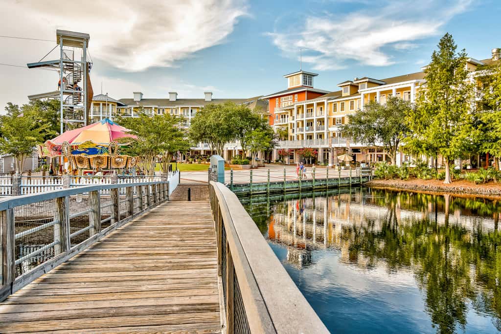 Vibrant seventh-floor condo with pool, hot tub, sauna, private W/D & fast WiFi