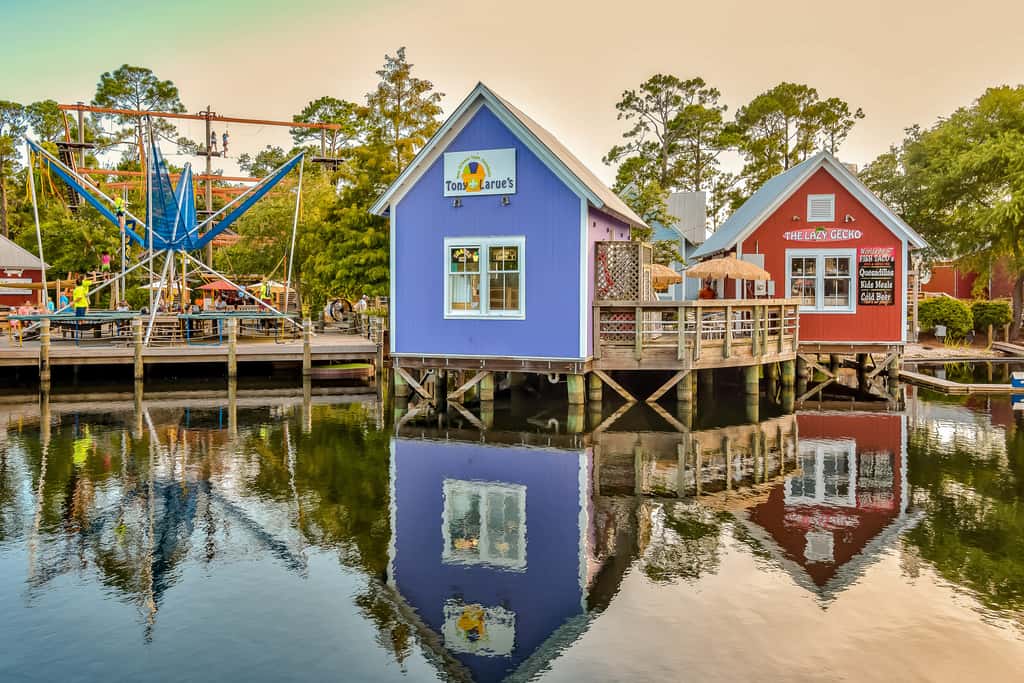 Vibrant seventh-floor condo with pool, hot tub, sauna, private W/D & fast WiFi