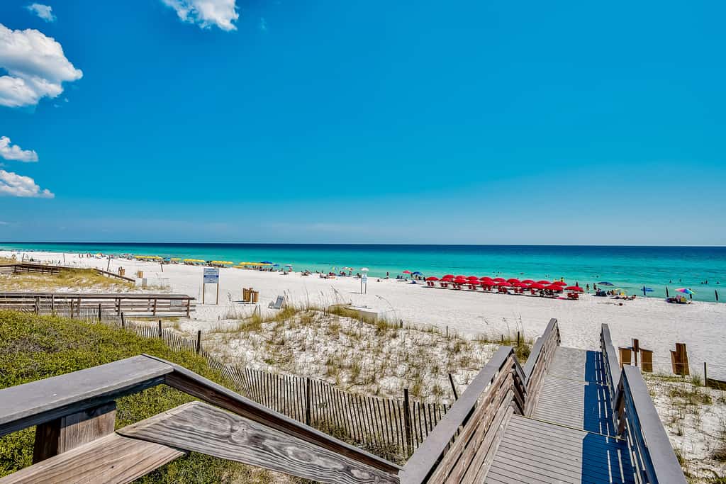 Vibrant seventh-floor condo with pool, hot tub, sauna, private W/D & fast WiFi