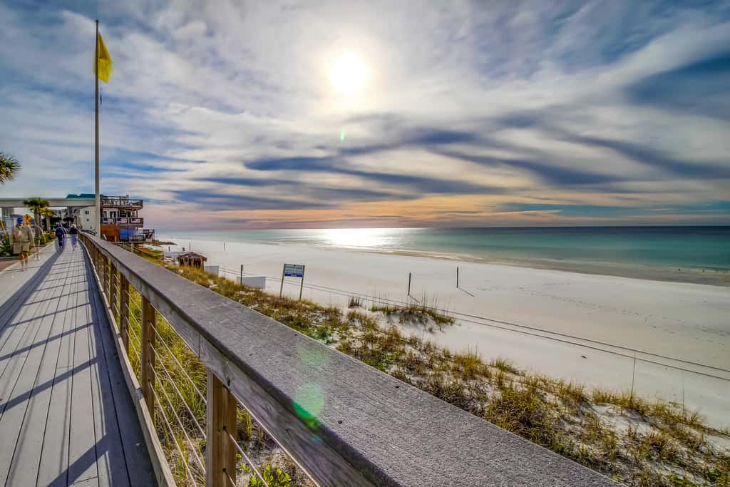 Vibrant seventh-floor condo with pool, hot tub, sauna, private W/D & fast WiFi