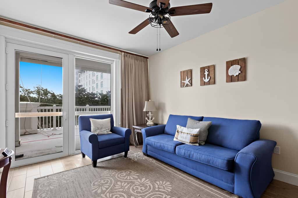 Third floor condo with pool, high speed WiFi, private washer dryer