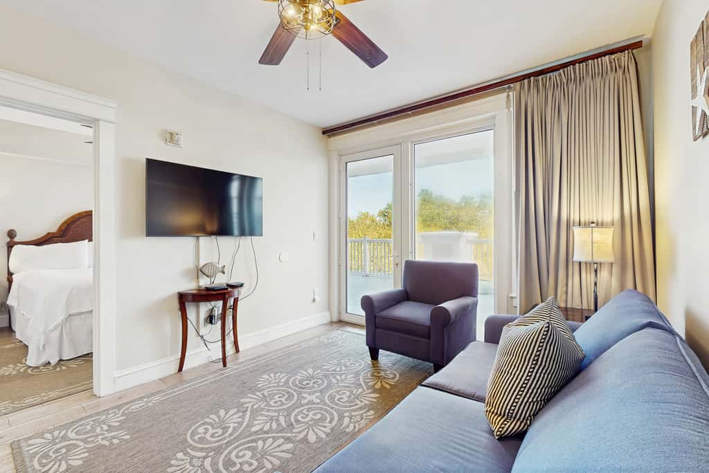Third floor condo with pool, high speed WiFi, private washer dryer