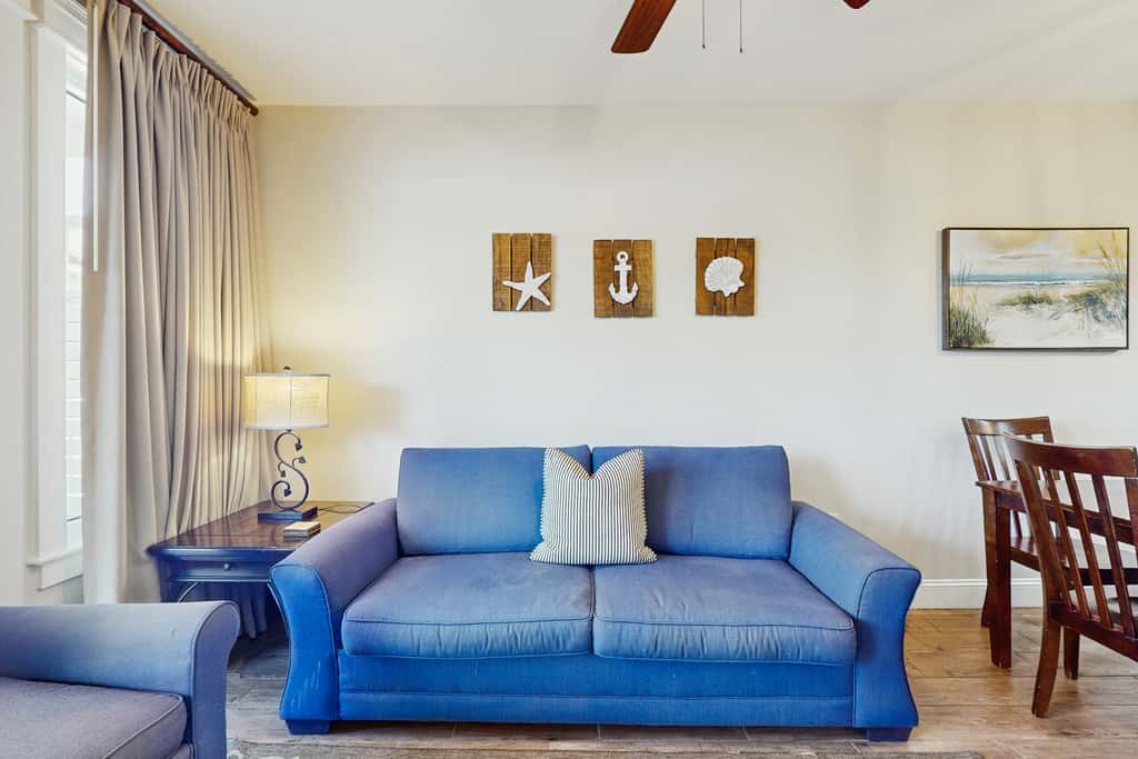 Third floor condo with pool, high speed WiFi, private washer dryer