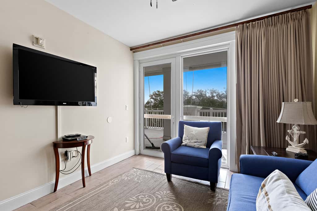 Third floor condo with pool, high speed WiFi, private washer dryer