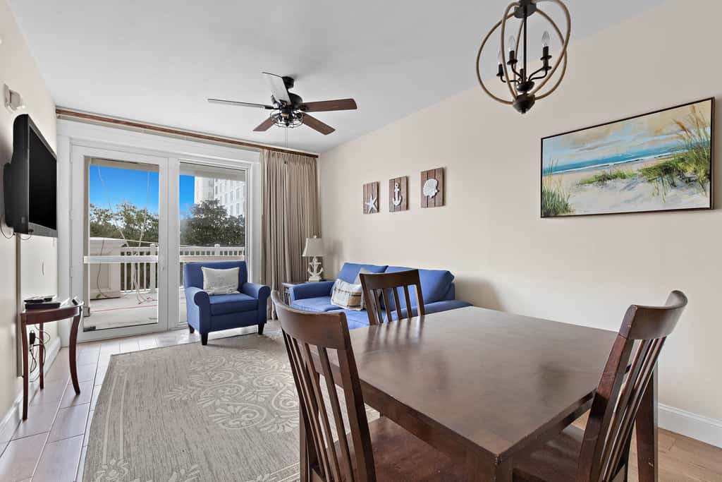 Third floor condo with pool, high speed WiFi, private washer dryer