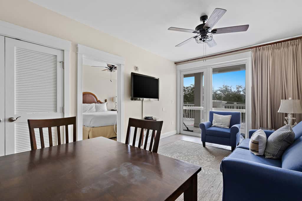Third floor condo with pool, high speed WiFi, private washer dryer