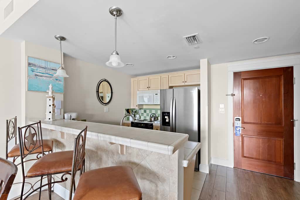 Third floor condo with pool, high speed WiFi, private washer dryer