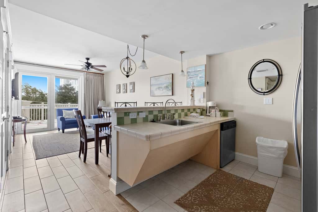 Third floor condo with pool, high speed WiFi, private washer dryer
