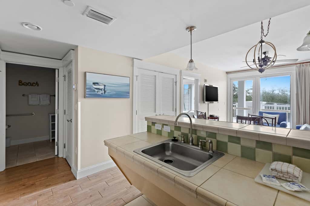 Third floor condo with pool, high speed WiFi, private washer dryer