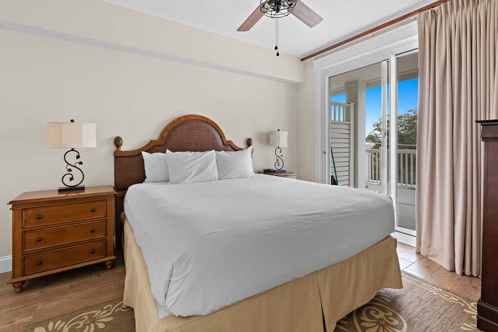 Third floor condo with pool, high speed WiFi, private washer dryer