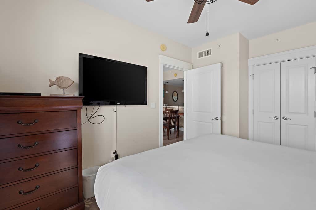 Third floor condo with pool, high speed WiFi, private washer dryer