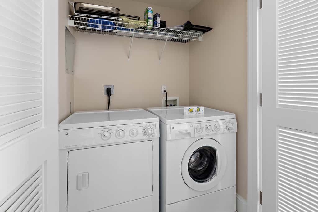 Third floor condo with pool, high speed WiFi, private washer dryer