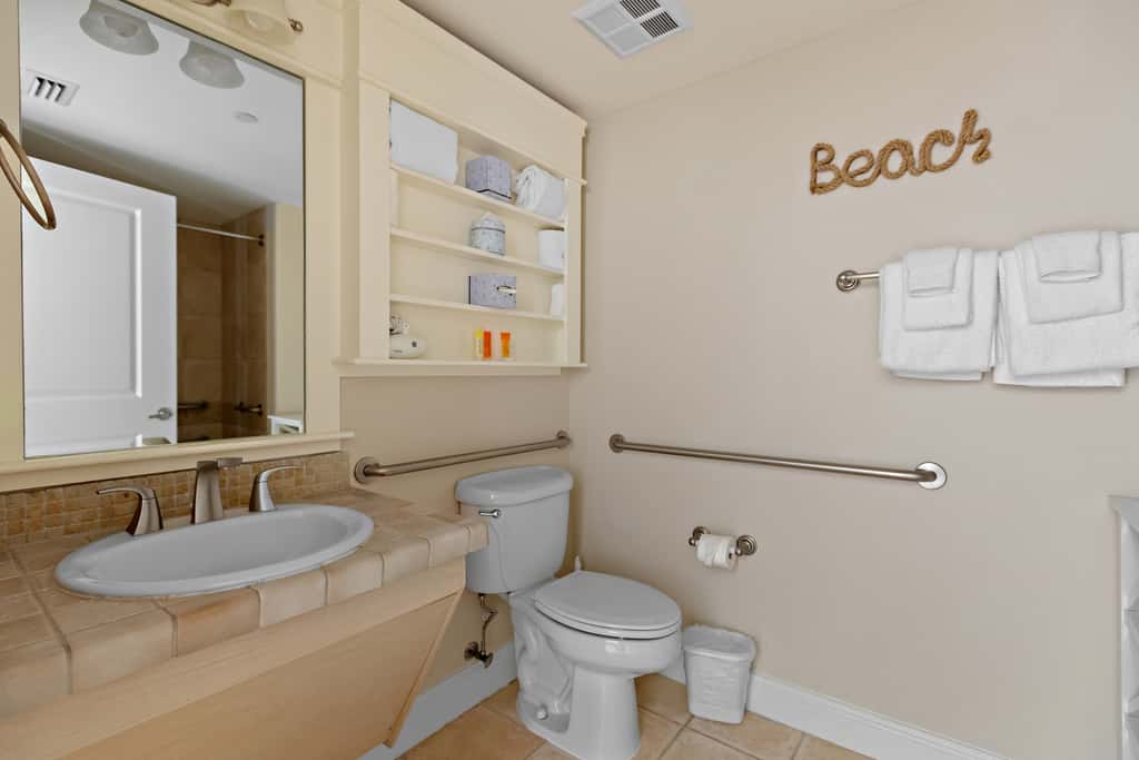 Third floor condo with pool, high speed WiFi, private washer dryer