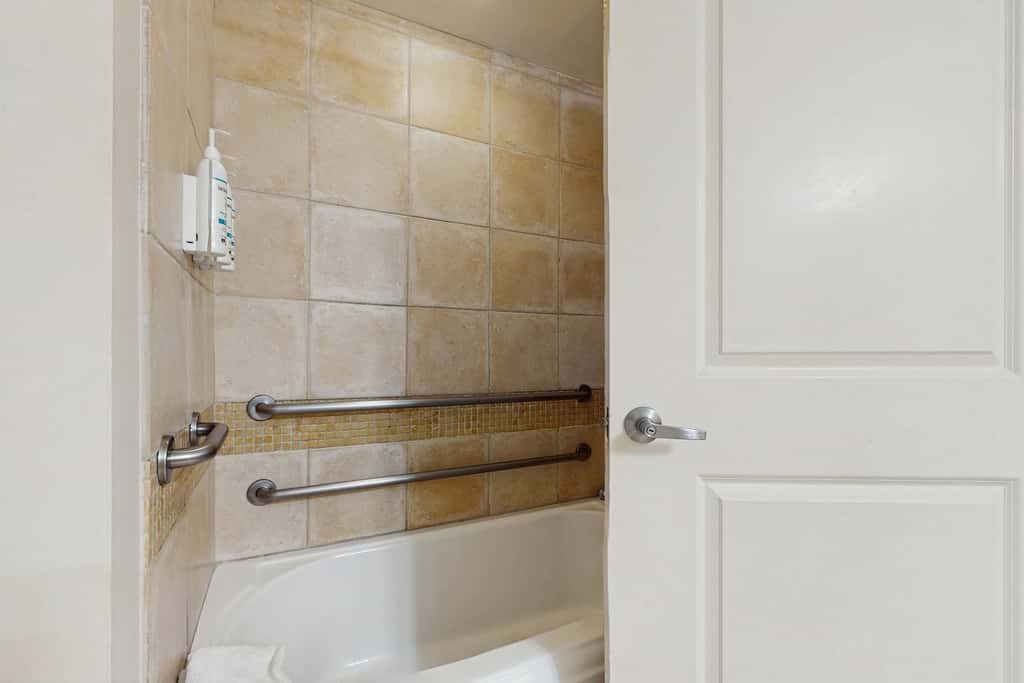 Third floor condo with pool, high speed WiFi, private washer dryer