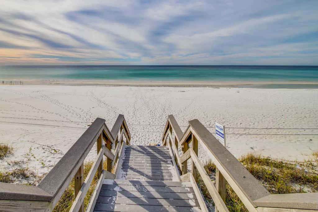 Third floor condo with pool, high speed WiFi, private washer dryer