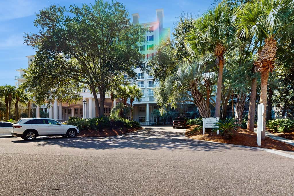 Third floor condo with pool, high speed WiFi, private washer dryer
