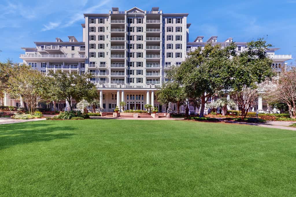 Third floor condo with pool, high speed WiFi, private washer dryer