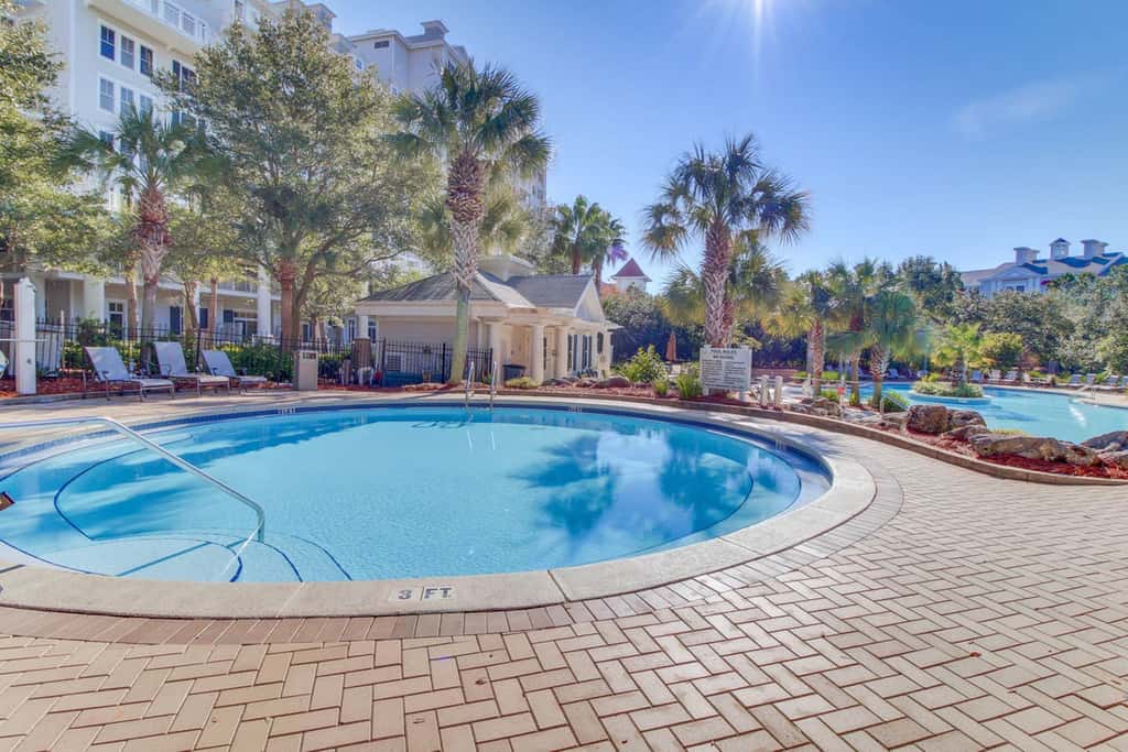 Third floor condo with pool, high speed WiFi, private washer dryer