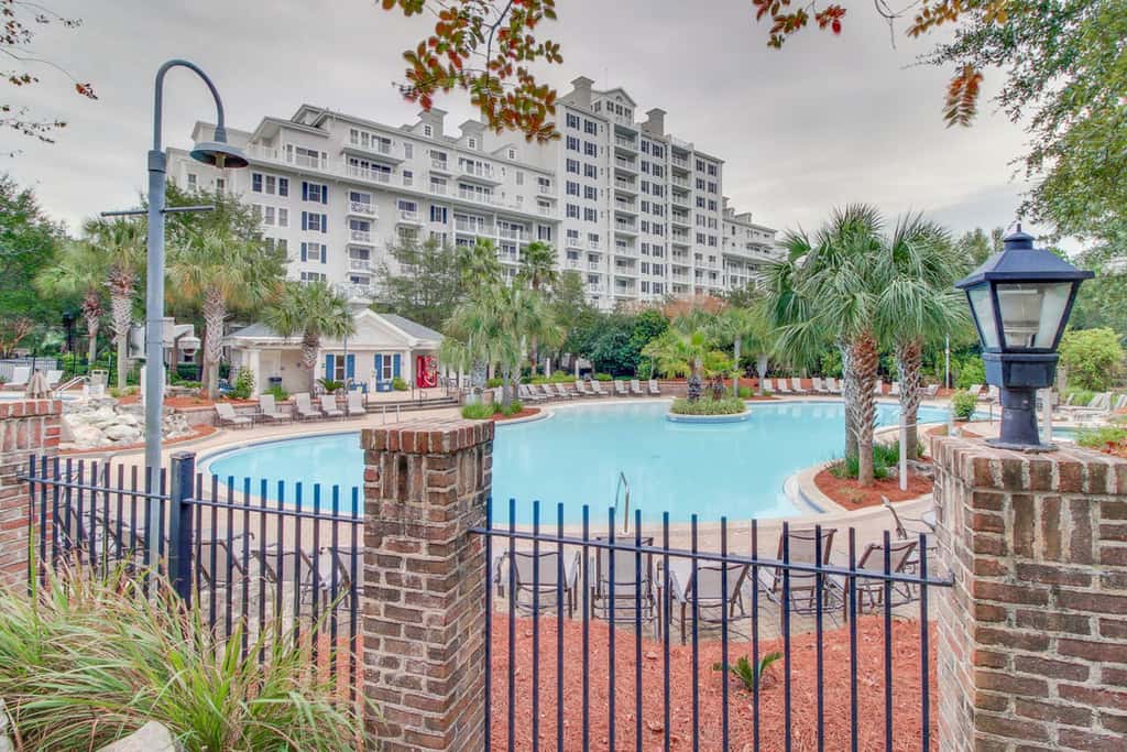 Third floor condo with pool, high speed WiFi, private washer dryer
