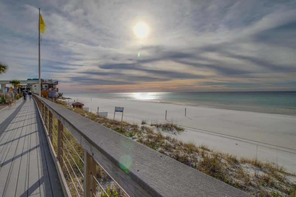 Third floor condo with pool, high speed WiFi, private washer dryer