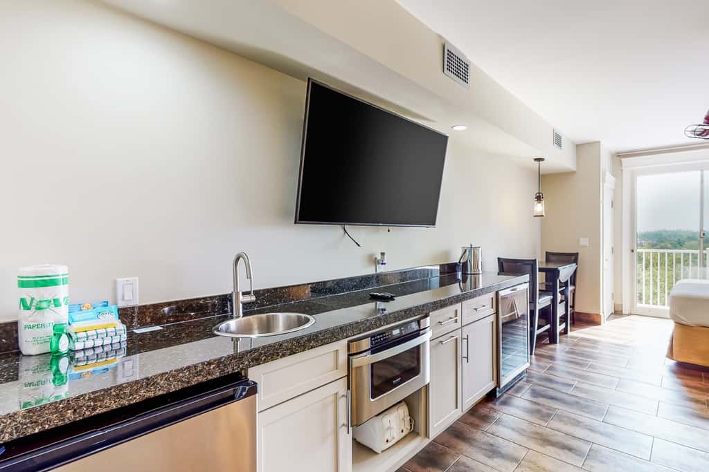 Stylish condo with lagoon pool & beach access - snowbirds welcome