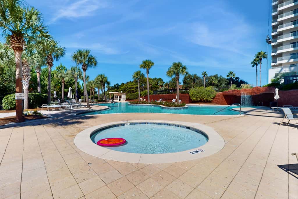 Luxurious condo near downtown, beach, & golf with pools & tennis