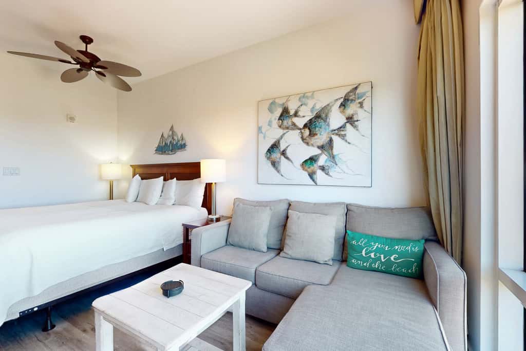 Luxurious condo near downtown, beach, & golf with pools & tennis
