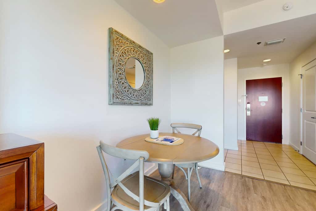 Luxurious condo near downtown, beach, & golf with pools & tennis