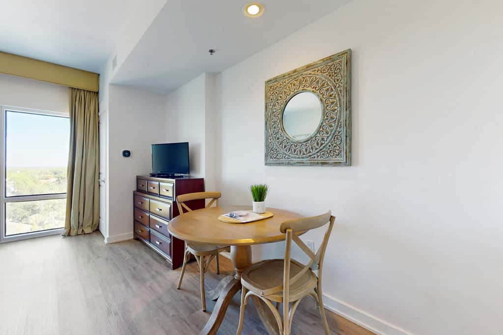 Luxurious condo near downtown, beach, & golf with pools & tennis