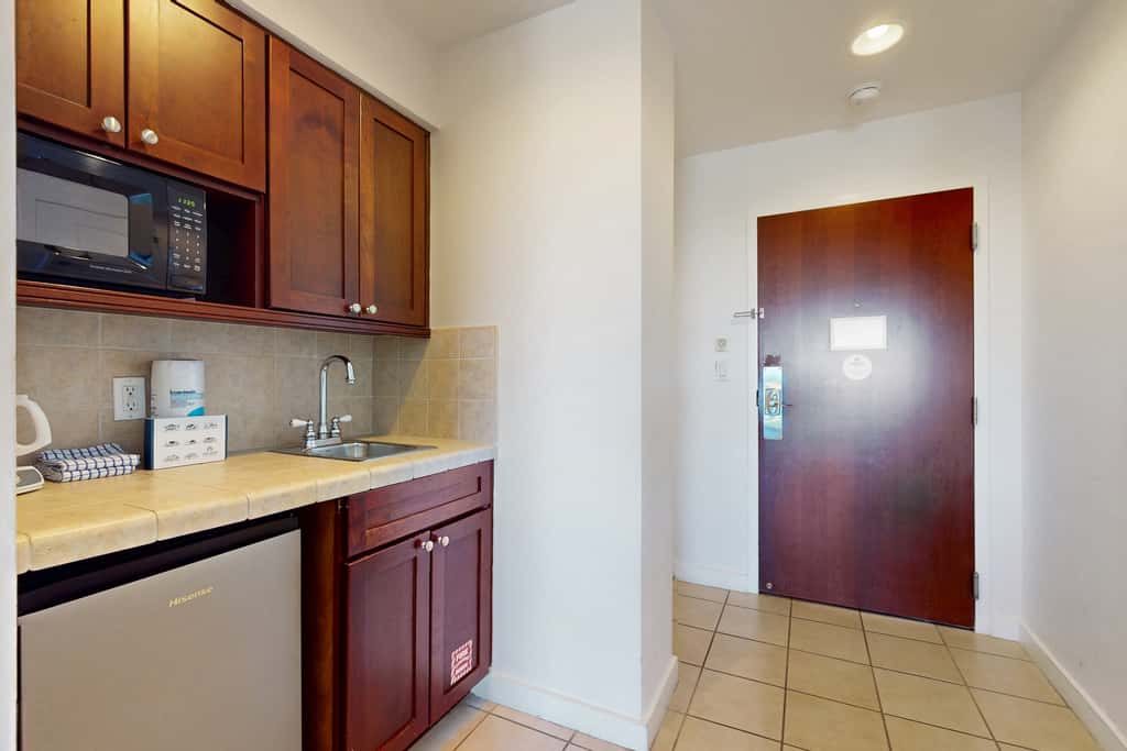 Luxurious condo near downtown, beach, & golf with pools & tennis