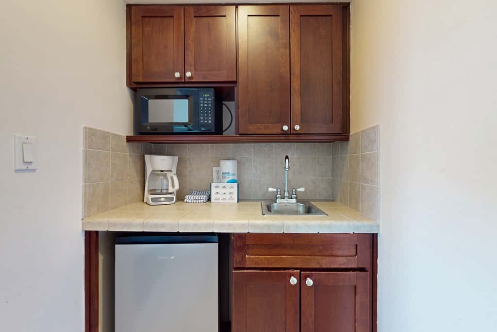 Luxurious condo near downtown, beach, & golf with pools & tennis