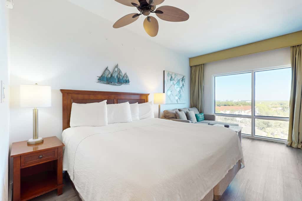 Luxurious condo near downtown, beach, & golf with pools & tennis