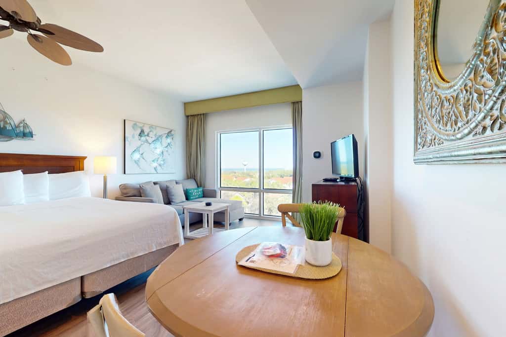 Luxurious condo near downtown, beach, & golf with pools & tennis
