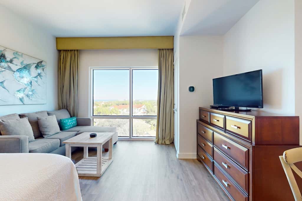 Luxurious condo near downtown, beach, & golf with pools & tennis