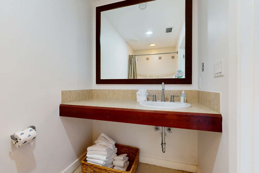 Luxurious condo near downtown, beach, & golf with pools & tennis