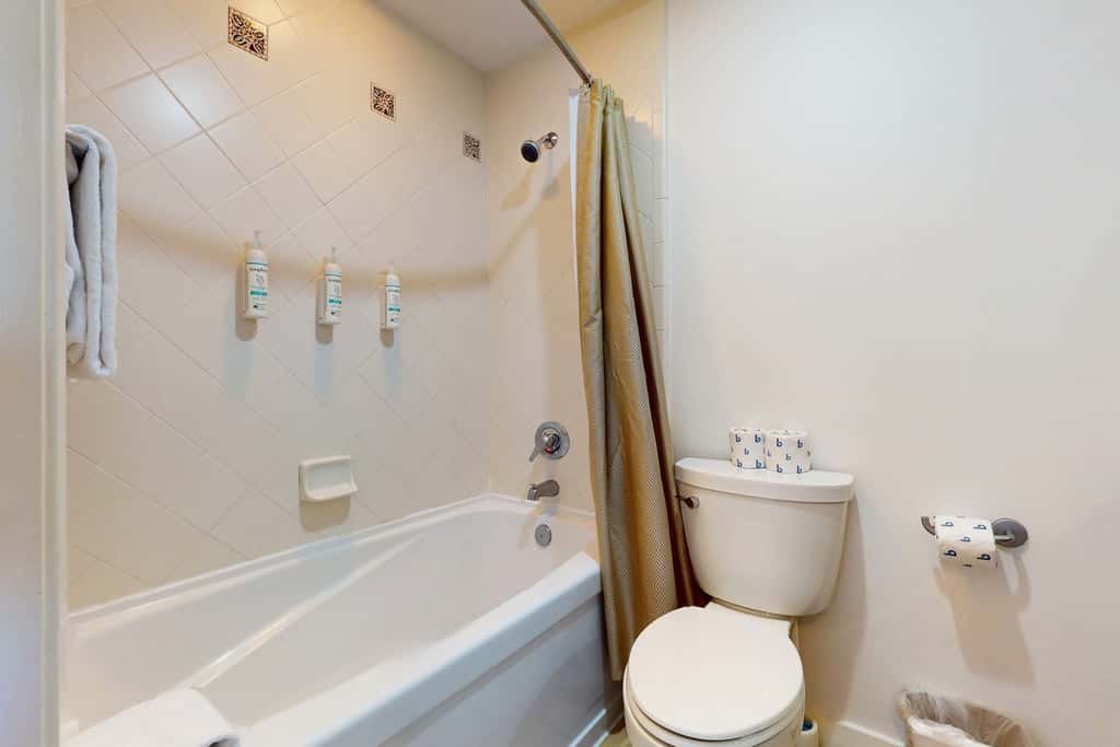 Luxurious condo near downtown, beach, & golf with pools & tennis