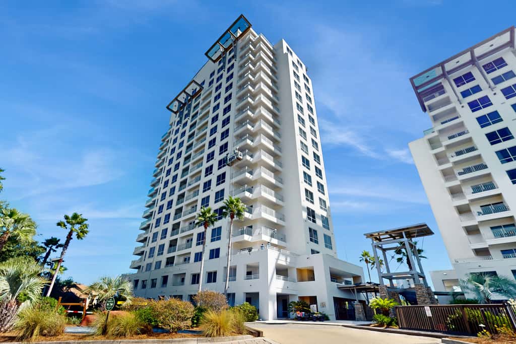 Luxurious condo near downtown, beach, & golf with pools & tennis