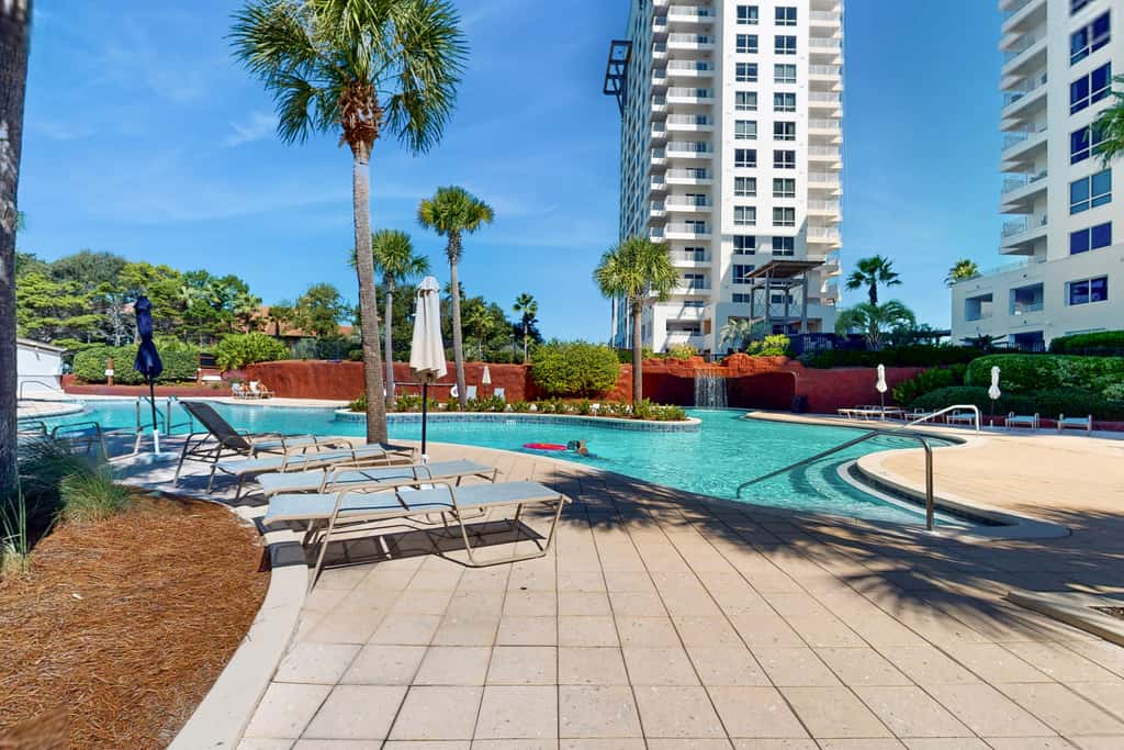 Luxurious condo near downtown, beach, & golf with pools & tennis