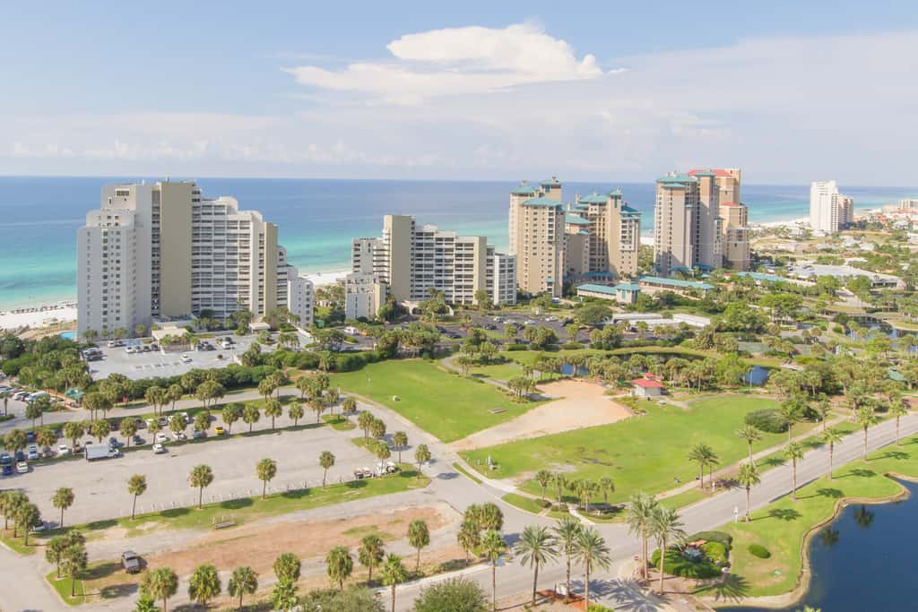 Luxurious condo near downtown, beach, & golf with pools & tennis