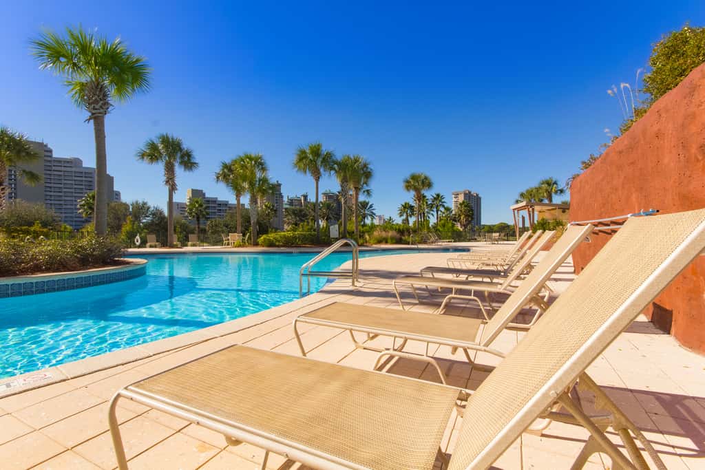 Luxurious condo near downtown, beach, & golf with pools & tennis