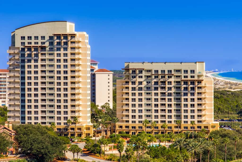 Luxurious condo near downtown, beach, & golf with pools & tennis