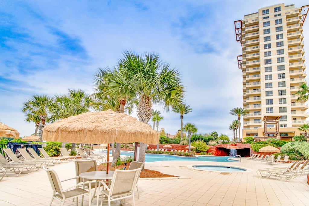 Luxurious condo near downtown, beach, & golf with pools & tennis