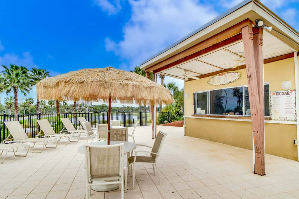 Luxurious condo near downtown, beach, & golf with pools & tennis