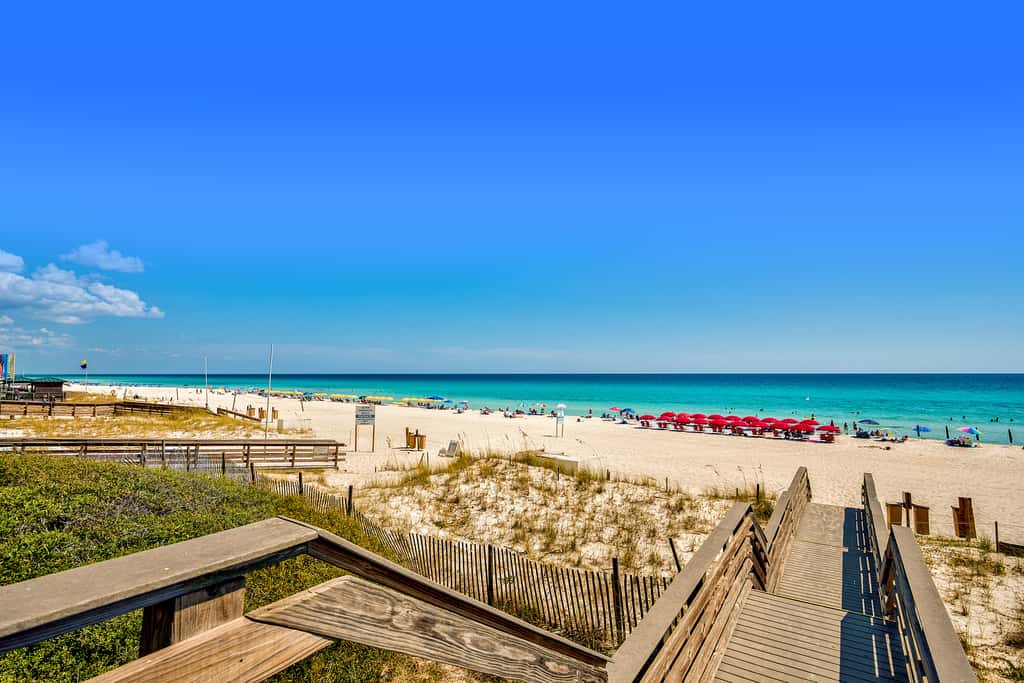 Luxurious condo near downtown, beach, & golf with pools & tennis